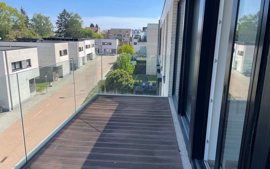 LEEMANS Immobiliën biedt u dit gezellig nieuwbouw appartement in centrum Groot-Bijgaarden. Het appartement maakt deel uit van een kleine residentie in een rustige woonwijk, gelegen op de tweede verdieping en in de nabijheid van alle nodige faciliteiten (