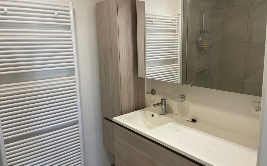 LEEMANS Immobiliën biedt u dit gezellig nieuwbouw appartement in centrum Groot-Bijgaarden. Het appartement maakt deel uit van een kleine residentie in een rustige woonwijk, gelegen op de tweede verdieping en in de nabijheid van alle nodige faciliteiten (