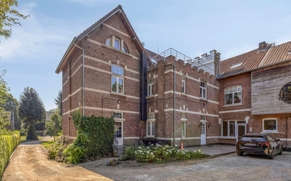 Leemans Immobiliën biedt u dit ruime en karaktervolle duplexappartement te huur aan, gelegen op een centrale locatie in Dilbeek.
Dankzij de uitstekende ligging bevinden winkels, scholen, openbaar vervoer, sportinfrastructuur en belangrijke invalswegen zi