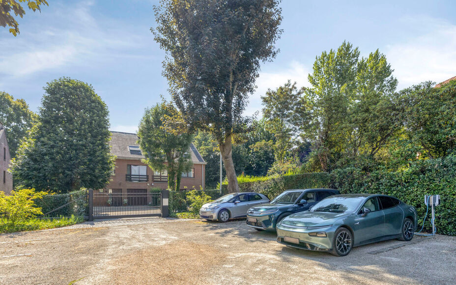 Leemans Immobiliën biedt u dit ruime en karaktervolle duplexappartement te huur aan, gelegen op een centrale locatie in Dilbeek.
Dankzij de uitstekende ligging bevinden winkels, scholen, openbaar vervoer, sportinfrastructuur en belangrijke invalswegen zi