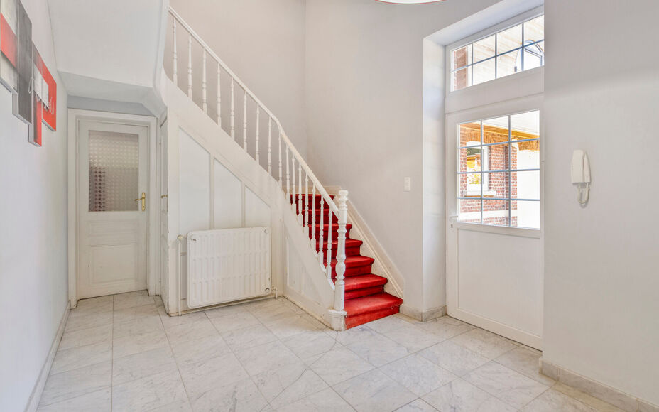 Leemans Immobiliën biedt u dit ruime en karaktervolle duplexappartement te huur aan, gelegen op een centrale locatie in Dilbeek.
Dankzij de uitstekende ligging bevinden winkels, scholen, openbaar vervoer, sportinfrastructuur en belangrijke invalswegen zi