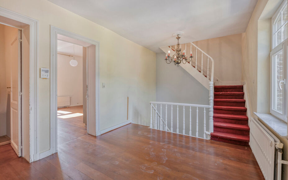Leemans Immobiliën biedt u dit ruime en karaktervolle duplexappartement te huur aan, gelegen op een centrale locatie in Dilbeek.
Dankzij de uitstekende ligging bevinden winkels, scholen, openbaar vervoer, sportinfrastructuur en belangrijke invalswegen zi