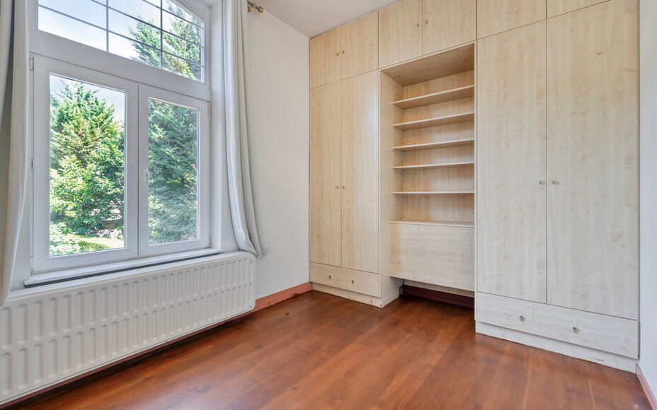 Leemans Immobiliën biedt u dit ruime en karaktervolle duplexappartement te huur aan, gelegen op een centrale locatie in Dilbeek.
Dankzij de uitstekende ligging bevinden winkels, scholen, openbaar vervoer, sportinfrastructuur en belangrijke invalswegen zi