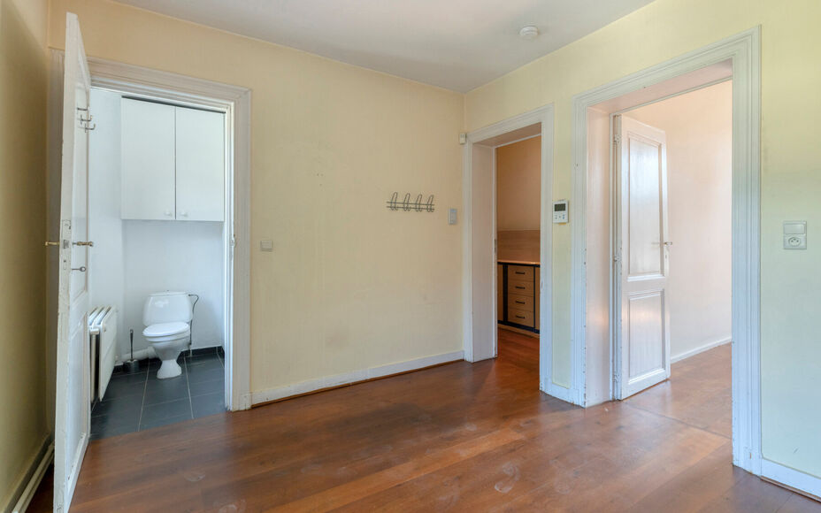 Leemans Immobiliën biedt u dit ruime en karaktervolle duplexappartement te huur aan, gelegen op een centrale locatie in Dilbeek.
Dankzij de uitstekende ligging bevinden winkels, scholen, openbaar vervoer, sportinfrastructuur en belangrijke invalswegen zi