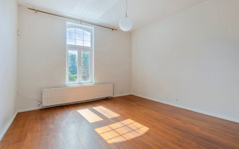 Leemans Immobiliën biedt u dit ruime en karaktervolle duplexappartement te huur aan, gelegen op een centrale locatie in Dilbeek.
Dankzij de uitstekende ligging bevinden winkels, scholen, openbaar vervoer, sportinfrastructuur en belangrijke invalswegen zi
