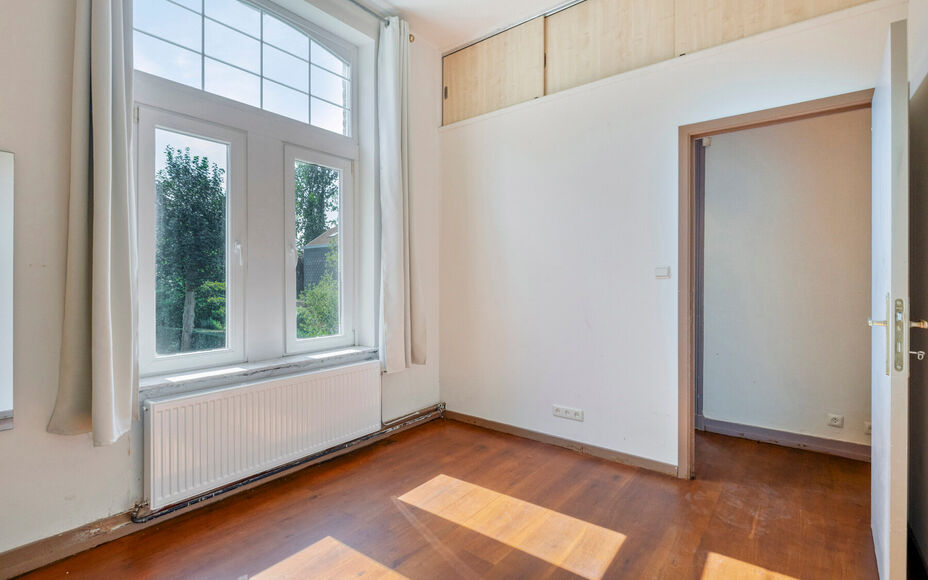 Leemans Immobiliën biedt u dit ruime en karaktervolle duplexappartement te huur aan, gelegen op een centrale locatie in Dilbeek.
Dankzij de uitstekende ligging bevinden winkels, scholen, openbaar vervoer, sportinfrastructuur en belangrijke invalswegen zi