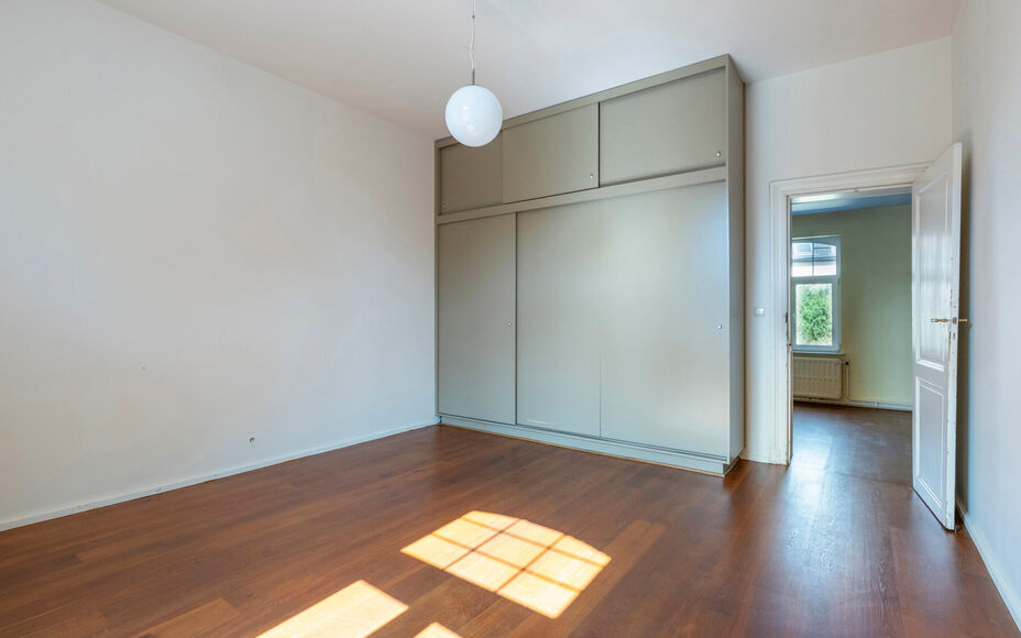 Leemans Immobiliën biedt u dit ruime en karaktervolle duplexappartement te huur aan, gelegen op een centrale locatie in Dilbeek.
Dankzij de uitstekende ligging bevinden winkels, scholen, openbaar vervoer, sportinfrastructuur en belangrijke invalswegen zi