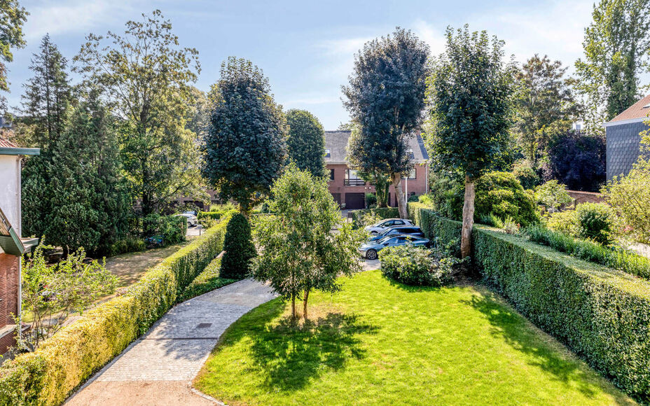 Leemans Immobiliën biedt u dit ruime en karaktervolle duplexappartement te huur aan, gelegen op een centrale locatie in Dilbeek.
Dankzij de uitstekende ligging bevinden winkels, scholen, openbaar vervoer, sportinfrastructuur en belangrijke invalswegen zi