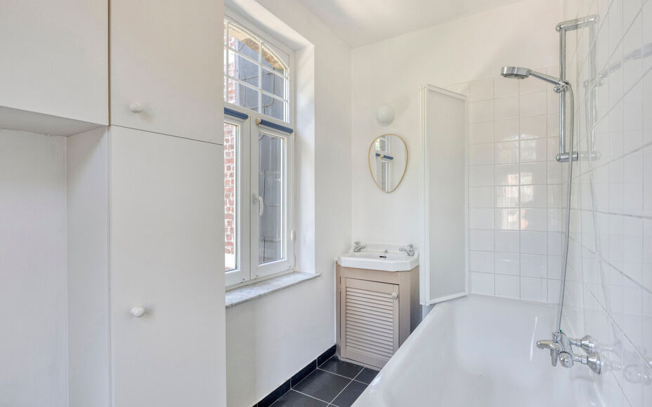 Leemans Immobiliën biedt u dit ruime en karaktervolle duplexappartement te huur aan, gelegen op een centrale locatie in Dilbeek.
Dankzij de uitstekende ligging bevinden winkels, scholen, openbaar vervoer, sportinfrastructuur en belangrijke invalswegen zi