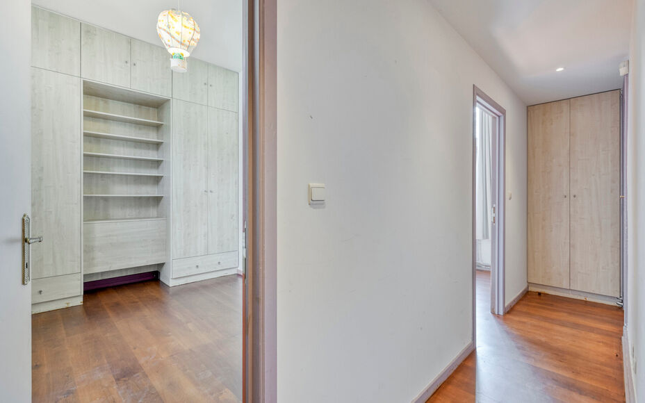 Leemans Immobiliën biedt u dit ruime en karaktervolle duplexappartement te huur aan, gelegen op een centrale locatie in Dilbeek.
Dankzij de uitstekende ligging bevinden winkels, scholen, openbaar vervoer, sportinfrastructuur en belangrijke invalswegen zi