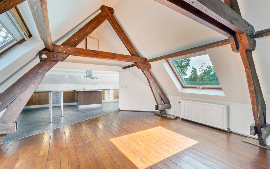 Leemans Immobiliën biedt u dit ruime en karaktervolle duplexappartement te huur aan, gelegen op een centrale locatie in Dilbeek.
Dankzij de uitstekende ligging bevinden winkels, scholen, openbaar vervoer, sportinfrastructuur en belangrijke invalswegen zi