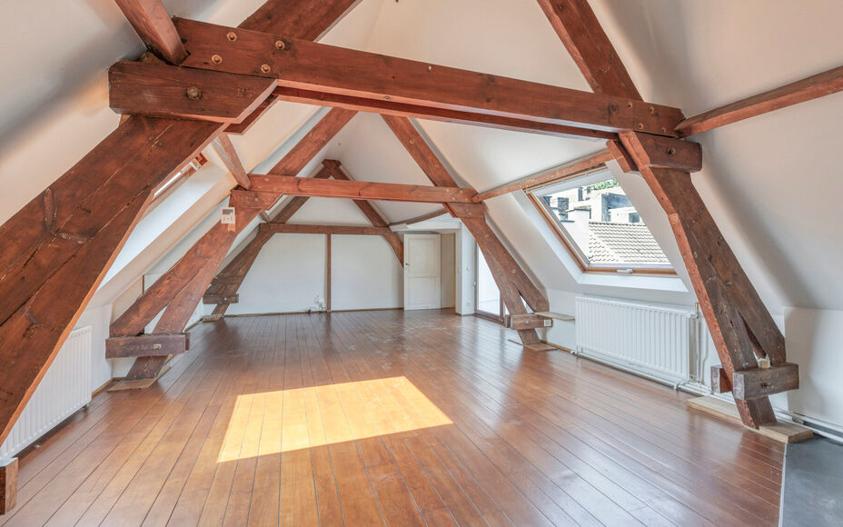 Leemans Immobiliën biedt u dit ruime en karaktervolle duplexappartement te huur aan, gelegen op een centrale locatie in Dilbeek.
Dankzij de uitstekende ligging bevinden winkels, scholen, openbaar vervoer, sportinfrastructuur en belangrijke invalswegen zi