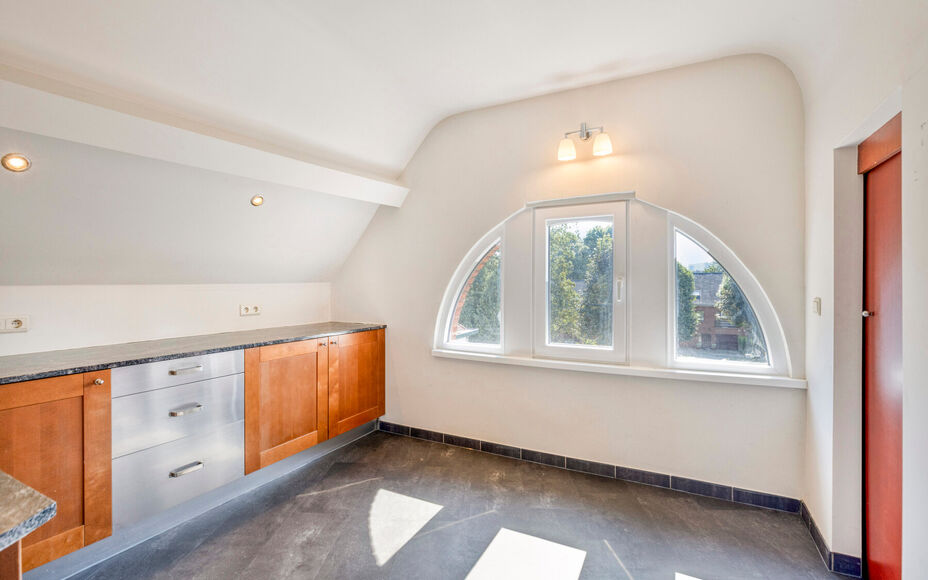 Leemans Immobiliën biedt u dit ruime en karaktervolle duplexappartement te huur aan, gelegen op een centrale locatie in Dilbeek.
Dankzij de uitstekende ligging bevinden winkels, scholen, openbaar vervoer, sportinfrastructuur en belangrijke invalswegen zi