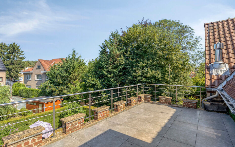 Leemans Immobiliën biedt u dit ruime en karaktervolle duplexappartement te huur aan, gelegen op een centrale locatie in Dilbeek.
Dankzij de uitstekende ligging bevinden winkels, scholen, openbaar vervoer, sportinfrastructuur en belangrijke invalswegen zi
