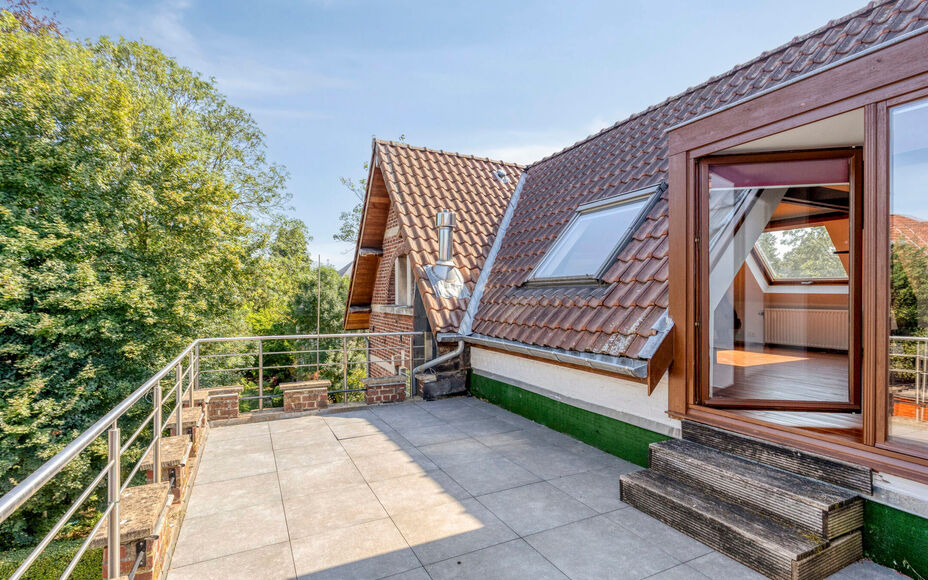 Leemans Immobiliën biedt u dit ruime en karaktervolle duplexappartement te huur aan, gelegen op een centrale locatie in Dilbeek.
Dankzij de uitstekende ligging bevinden winkels, scholen, openbaar vervoer, sportinfrastructuur en belangrijke invalswegen zi