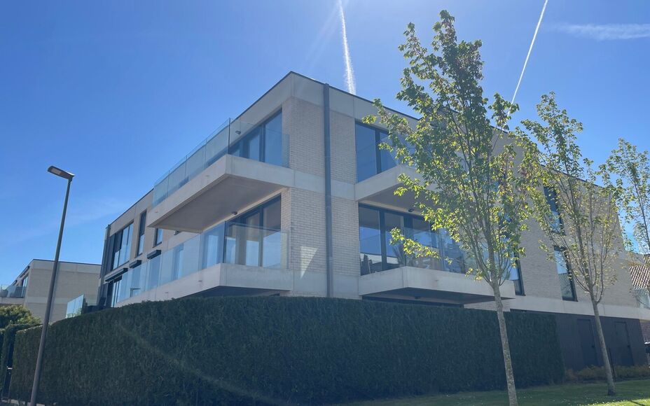 LEEMANS Immobiliën biedt u dit gezellig nieuwbouw appartement in centrum Groot-Bijgaarden. Het appartement maakt deel uit van een kleine residentie in een rustige woonwijk, gelegen op de tweede verdieping en in de nabijheid van alle nodige faciliteiten (