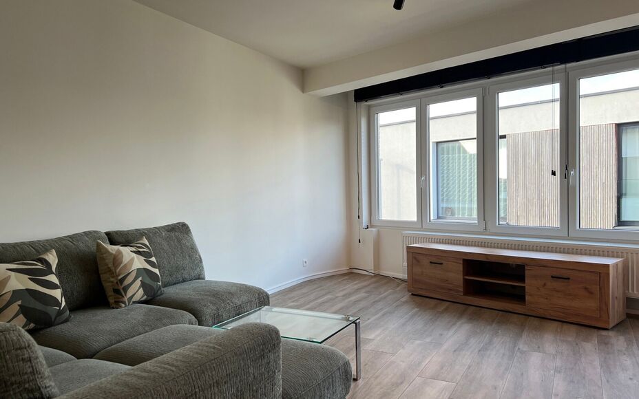 LEEMANS IMMOBILIËN biedt U volgend instapklaar tweeslaapkamer-appartement te huur aan, gelegen op toplocatie in de gemeente Liedekerke.  

Op zoek naar een zéér goed onderhouden en tevens recent gerenoveerd appartement, dewelke onmiddelijk beschikbaar 