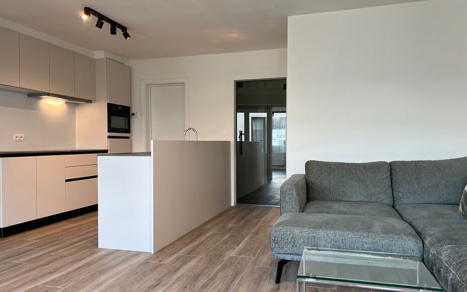 LEEMANS IMMOBILIËN biedt U volgend instapklaar tweeslaapkamer-appartement te huur aan, gelegen op toplocatie in de gemeente Liedekerke.  

Op zoek naar een zéér goed onderhouden en tevens recent gerenoveerd appartement, dewelke onmiddelijk beschikbaar 