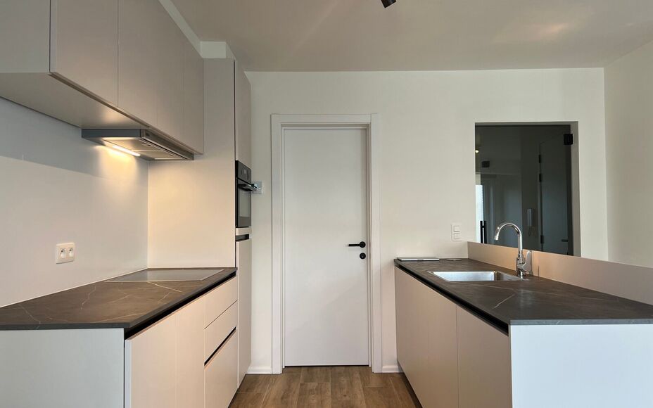 LEEMANS IMMOBILIËN biedt U volgend instapklaar tweeslaapkamer-appartement te huur aan, gelegen op toplocatie in de gemeente Liedekerke.  

Op zoek naar een zéér goed onderhouden en tevens recent gerenoveerd appartement, dewelke onmiddelijk beschikbaar 