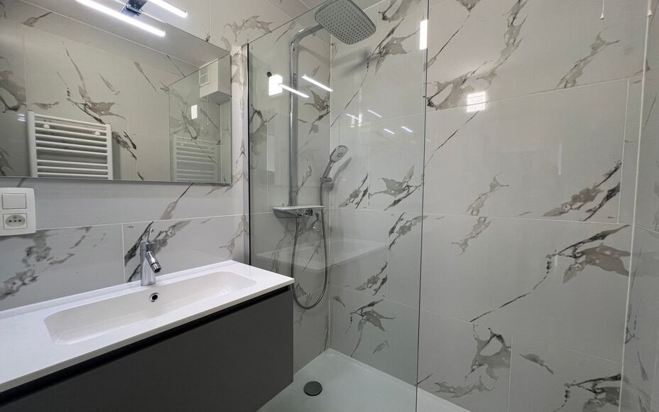 LEEMANS IMMOBILIËN biedt U volgend instapklaar tweeslaapkamer-appartement te huur aan, gelegen op toplocatie in de gemeente Liedekerke.  

Op zoek naar een zéér goed onderhouden en tevens recent gerenoveerd appartement, dewelke onmiddelijk beschikbaar 