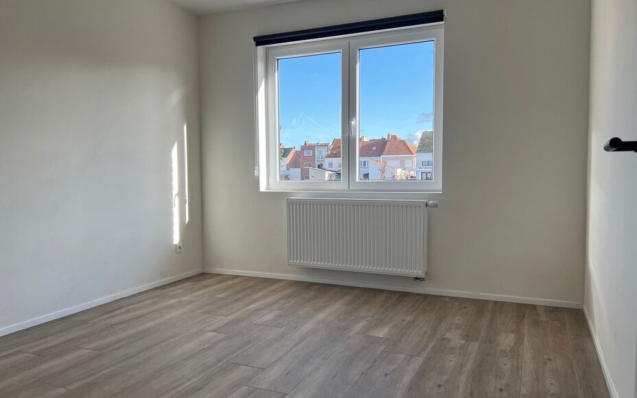 LEEMANS IMMOBILIËN biedt U volgend instapklaar tweeslaapkamer-appartement te huur aan, gelegen op toplocatie in de gemeente Liedekerke.  

Op zoek naar een zéér goed onderhouden en tevens recent gerenoveerd appartement, dewelke onmiddelijk beschikbaar 