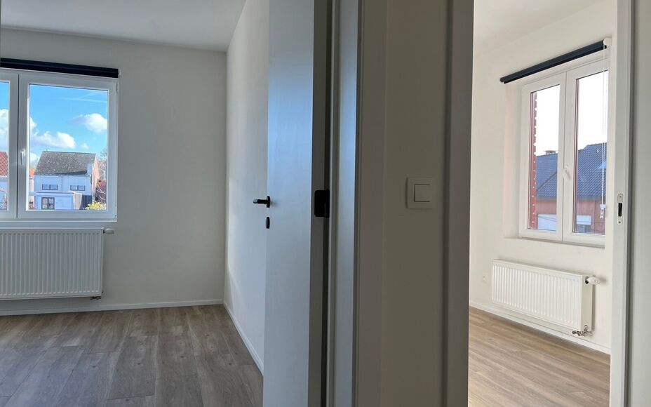 LEEMANS IMMOBILIËN biedt U volgend instapklaar tweeslaapkamer-appartement te huur aan, gelegen op toplocatie in de gemeente Liedekerke.  

Op zoek naar een zéér goed onderhouden en tevens recent gerenoveerd appartement, dewelke onmiddelijk beschikbaar 