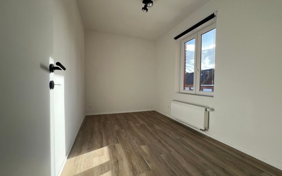 LEEMANS IMMOBILIËN biedt U volgend instapklaar tweeslaapkamer-appartement te huur aan, gelegen op toplocatie in de gemeente Liedekerke.  

Op zoek naar een zéér goed onderhouden en tevens recent gerenoveerd appartement, dewelke onmiddelijk beschikbaar 