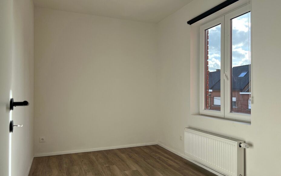 LEEMANS IMMOBILIËN biedt U volgend instapklaar tweeslaapkamer-appartement te huur aan, gelegen op toplocatie in de gemeente Liedekerke.  

Op zoek naar een zéér goed onderhouden en tevens recent gerenoveerd appartement, dewelke onmiddelijk beschikbaar 