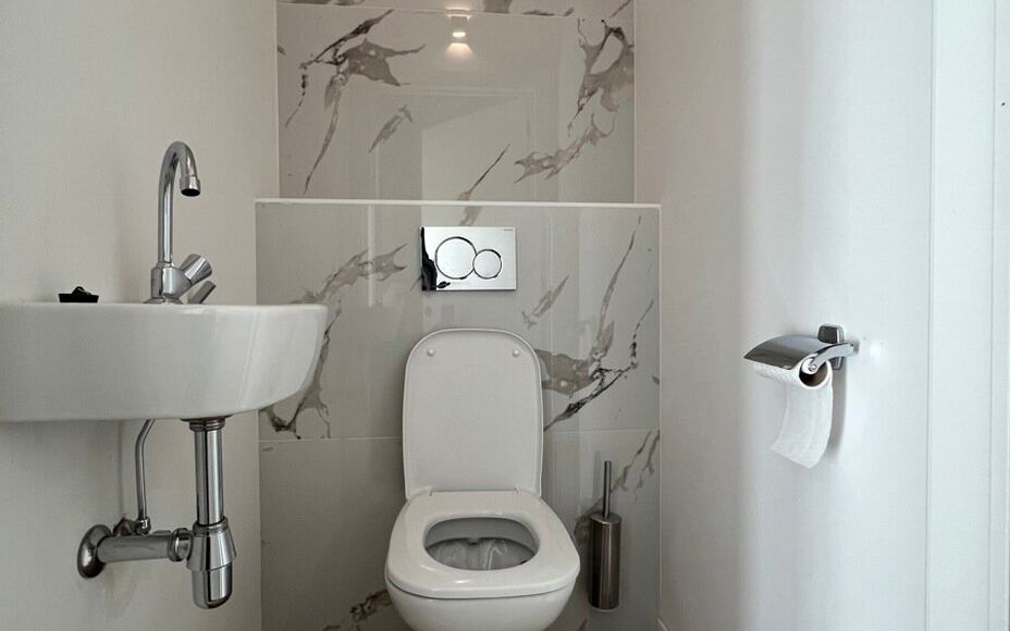 LEEMANS IMMOBILIËN biedt U volgend instapklaar tweeslaapkamer-appartement te huur aan, gelegen op toplocatie in de gemeente Liedekerke.  

Op zoek naar een zéér goed onderhouden en tevens recent gerenoveerd appartement, dewelke onmiddelijk beschikbaar 