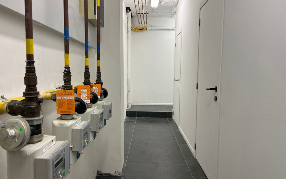 LEEMANS IMMOBILIËN biedt U volgend instapklaar tweeslaapkamer-appartement te huur aan, gelegen op toplocatie in de gemeente Liedekerke.  

Op zoek naar een zéér goed onderhouden en tevens recent gerenoveerd appartement, dewelke onmiddelijk beschikbaar 