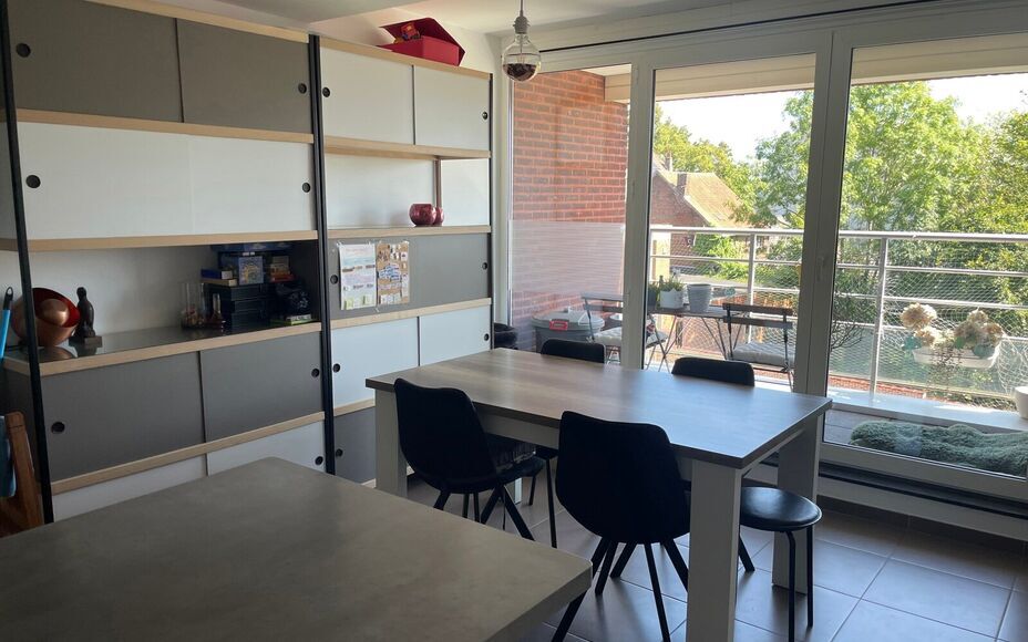 Leemans Immobiliën biedt u dit aangename 2-slaapkamerappartement aan, gelegen in het centrum van Merchtem. Dankzij de uitstekende centrale ligging bevinden winkels, scholen, openbaar vervoer en sportinfrastructuur zich allemaal op wandelafstand. Een idea