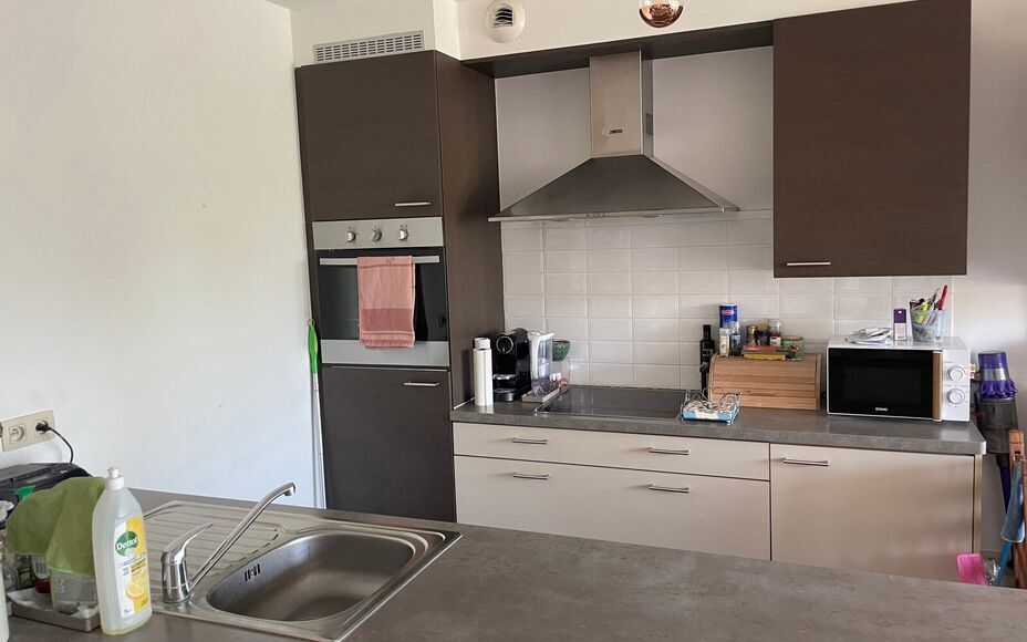 Leemans Immobiliën biedt u dit aangename 2-slaapkamerappartement aan, gelegen in het centrum van Merchtem. Dankzij de uitstekende centrale ligging bevinden winkels, scholen, openbaar vervoer en sportinfrastructuur zich allemaal op wandelafstand. Een idea