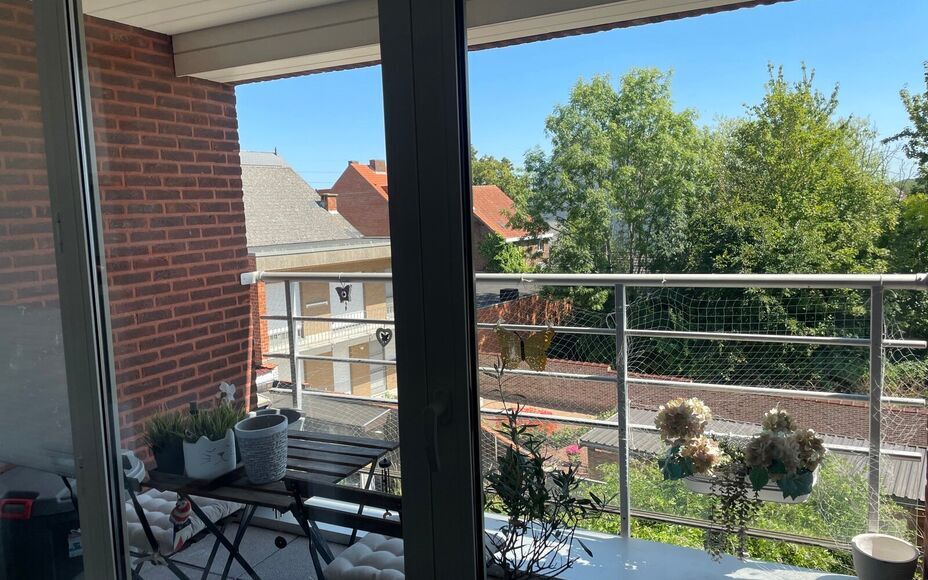 Leemans Immobiliën biedt u dit aangename 2-slaapkamerappartement aan, gelegen in het centrum van Merchtem. Dankzij de uitstekende centrale ligging bevinden winkels, scholen, openbaar vervoer en sportinfrastructuur zich allemaal op wandelafstand. Een idea