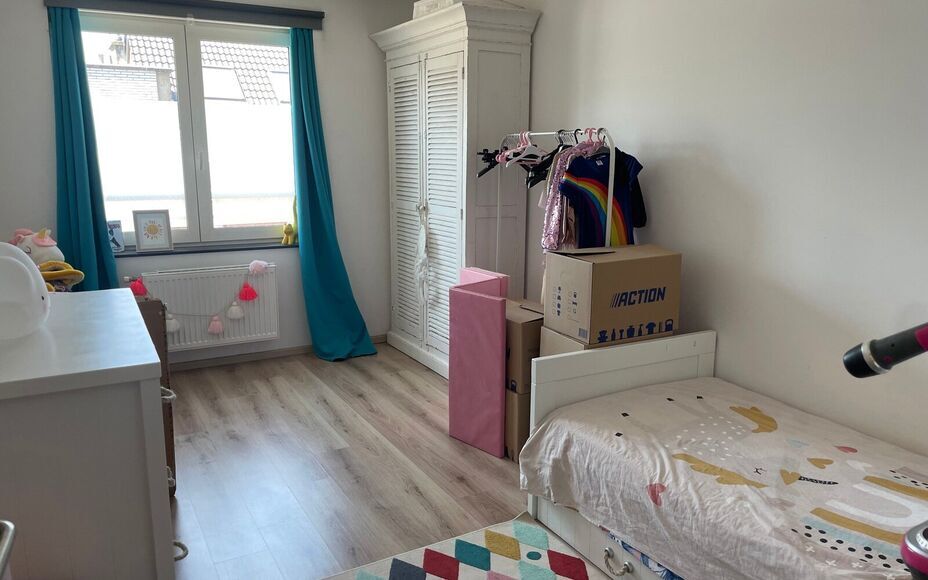 Leemans Immobiliën biedt u dit aangename 2-slaapkamerappartement aan, gelegen in het centrum van Merchtem. Dankzij de uitstekende centrale ligging bevinden winkels, scholen, openbaar vervoer en sportinfrastructuur zich allemaal op wandelafstand. Een idea