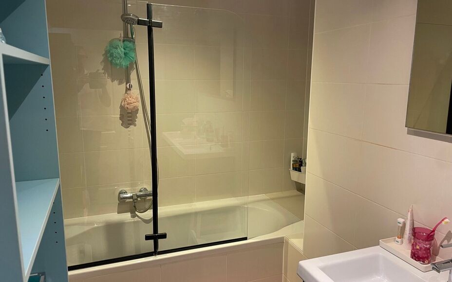 Leemans Immobiliën biedt u dit aangename 2-slaapkamerappartement aan, gelegen in het centrum van Merchtem. Dankzij de uitstekende centrale ligging bevinden winkels, scholen, openbaar vervoer en sportinfrastructuur zich allemaal op wandelafstand. Een idea