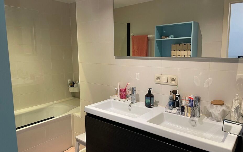 Leemans Immobiliën biedt u dit aangename 2-slaapkamerappartement aan, gelegen in het centrum van Merchtem. Dankzij de uitstekende centrale ligging bevinden winkels, scholen, openbaar vervoer en sportinfrastructuur zich allemaal op wandelafstand. Een idea