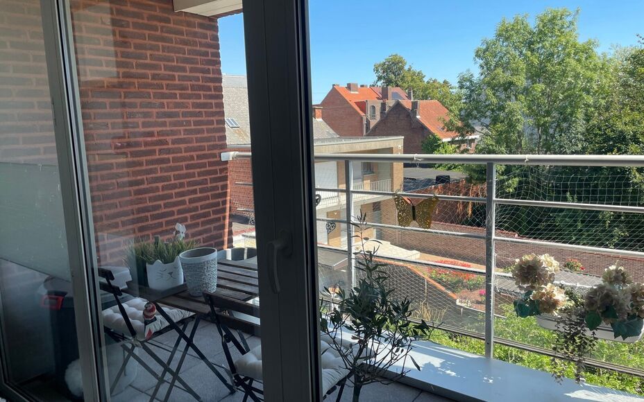 Leemans Immobiliën biedt u dit aangename 2-slaapkamerappartement aan, gelegen in het centrum van Merchtem. Dankzij de uitstekende centrale ligging bevinden winkels, scholen, openbaar vervoer en sportinfrastructuur zich allemaal op wandelafstand. Een idea