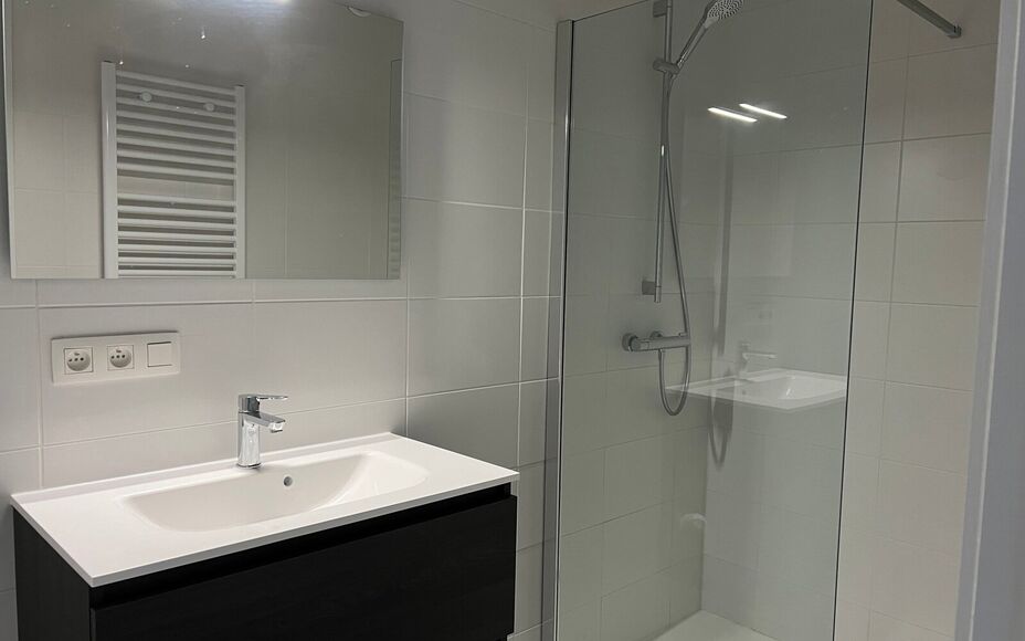 Dit nieuwbouw appartement gelegen in het centrum van Opwijk biedt alle comfort om te wonen op een unieke locatie in het groen. 

Bij binnenkomst begeeft u zich doorheen de ruime inkomhal, via een kwaliteitsvolle afgewerkte glazen deur richting de woonkame