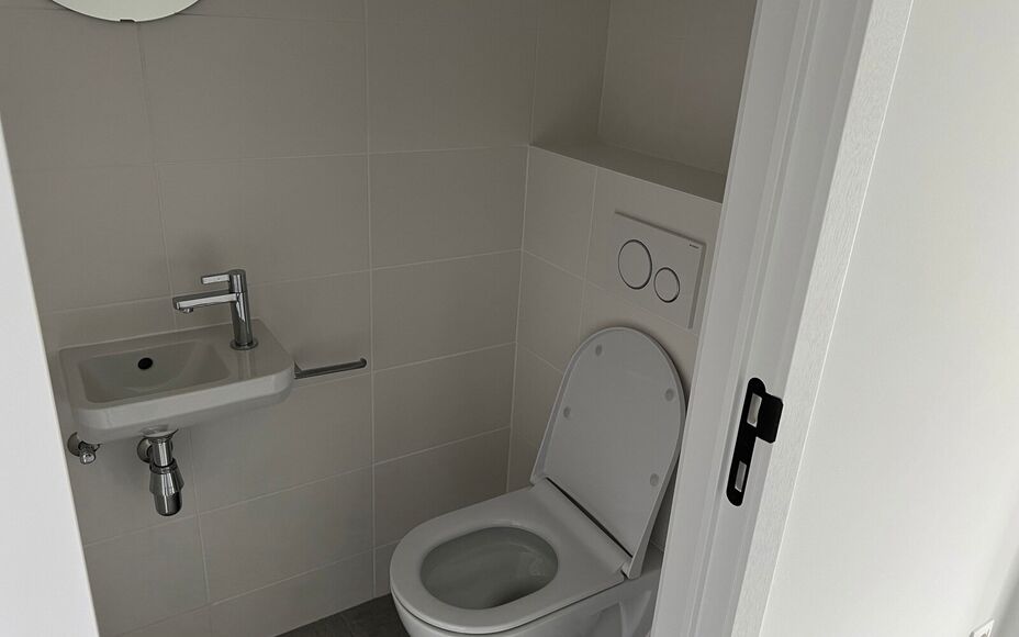 Dit nieuwbouw appartement gelegen in het centrum van Opwijk biedt alle comfort om te wonen op een unieke locatie in het groen. 

Bij binnenkomst begeeft u zich doorheen de ruime inkomhal, via een kwaliteitsvolle afgewerkte glazen deur richting de woonkame