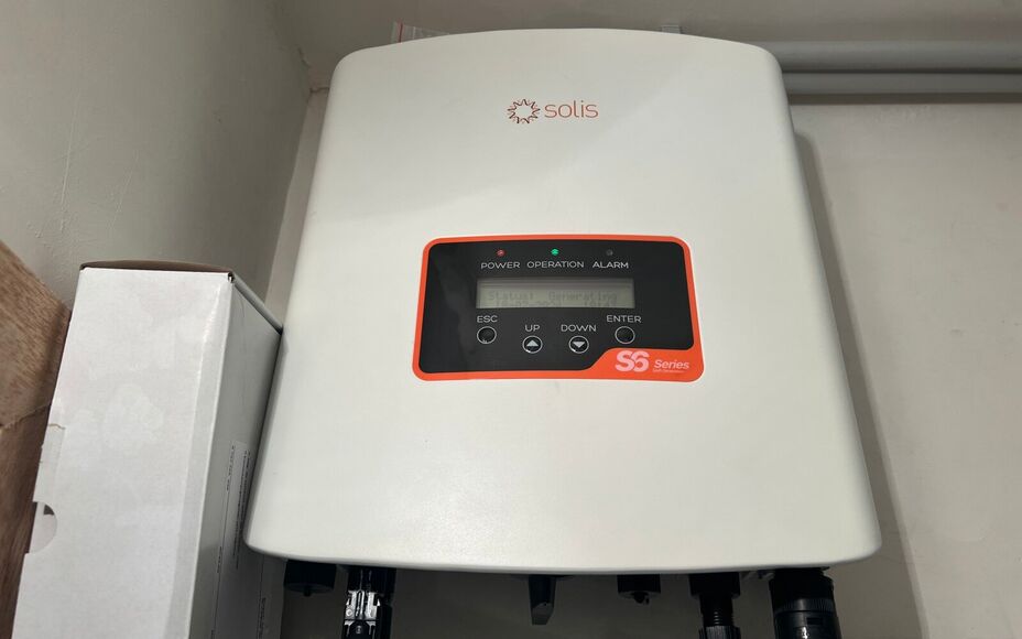 Dit nieuwbouw appartement gelegen in het centrum van Opwijk biedt alle comfort om te wonen op een unieke locatie in het groen. 

Bij binnenkomst begeeft u zich doorheen de ruime inkomhal, via een kwaliteitsvolle afgewerkte glazen deur richting de woonkame