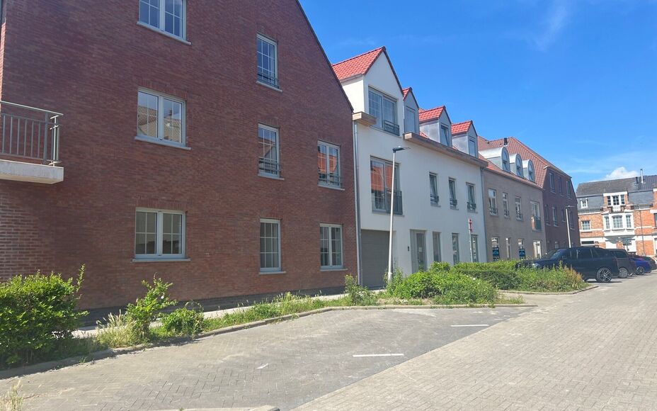 Dit nieuwbouw appartement gelegen in het centrum van Opwijk biedt alle comfort om te wonen op een unieke locatie in het groen. 

Bij binnenkomst begeeft u zich doorheen de ruime inkomhal, via een kwaliteitsvolle afgewerkte glazen deur richting de woonkame