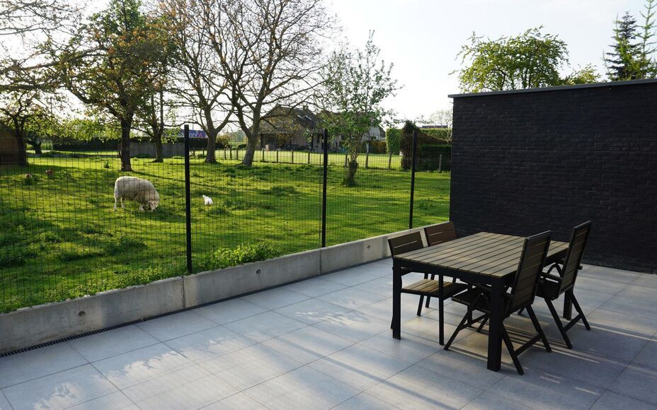 LEEMANS IMMOBILIËN biedt u volgend gelijkvloers appartement te huur aan in de gemeente Opwijk. 

Dit betreft een ruim 2-slaapkamer appartement (recente nieuwbouw BJ 2012) op de gelijkvloersverdieping. Het appartement beschikt over een netto bewoonbare op
