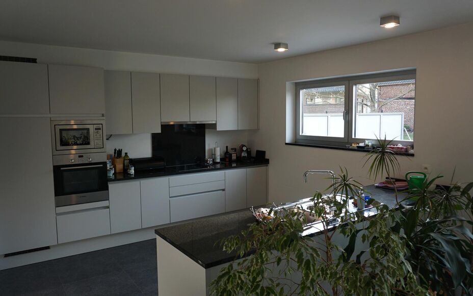 LEEMANS IMMOBILIËN biedt u volgend gelijkvloers appartement te huur aan in de gemeente Opwijk. 

Dit betreft een ruim 2-slaapkamer appartement (recente nieuwbouw BJ 2012) op de gelijkvloersverdieping. Het appartement beschikt over een netto bewoonbare op