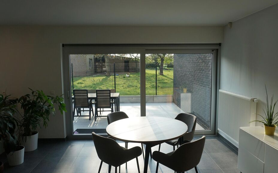 LEEMANS IMMOBILIËN biedt u volgend gelijkvloers appartement te huur aan in de gemeente Opwijk. 

Dit betreft een ruim 2-slaapkamer appartement (recente nieuwbouw BJ 2012) op de gelijkvloersverdieping. Het appartement beschikt over een netto bewoonbare op