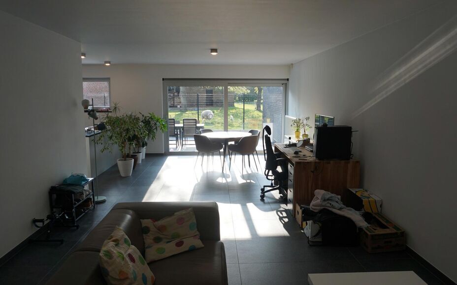 LEEMANS IMMOBILIËN biedt u volgend gelijkvloers appartement te huur aan in de gemeente Opwijk. 

Dit betreft een ruim 2-slaapkamer appartement (recente nieuwbouw BJ 2012) op de gelijkvloersverdieping. Het appartement beschikt over een netto bewoonbare op