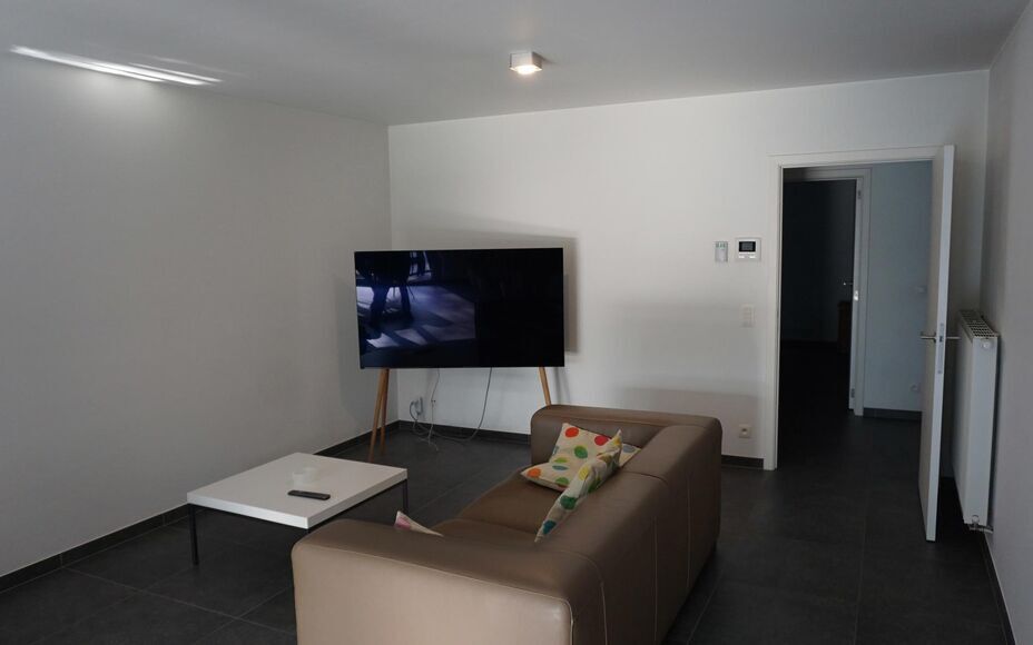 LEEMANS IMMOBILIËN biedt u volgend gelijkvloers appartement te huur aan in de gemeente Opwijk. 

Dit betreft een ruim 2-slaapkamer appartement (recente nieuwbouw BJ 2012) op de gelijkvloersverdieping. Het appartement beschikt over een netto bewoonbare op