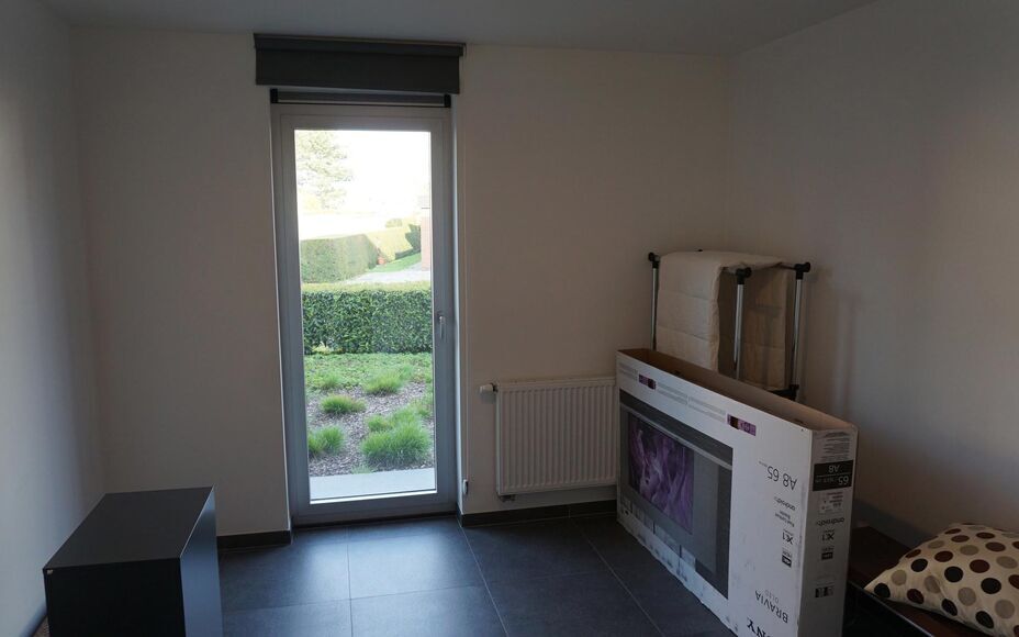 LEEMANS IMMOBILIËN biedt u volgend gelijkvloers appartement te huur aan in de gemeente Opwijk. 

Dit betreft een ruim 2-slaapkamer appartement (recente nieuwbouw BJ 2012) op de gelijkvloersverdieping. Het appartement beschikt over een netto bewoonbare op
