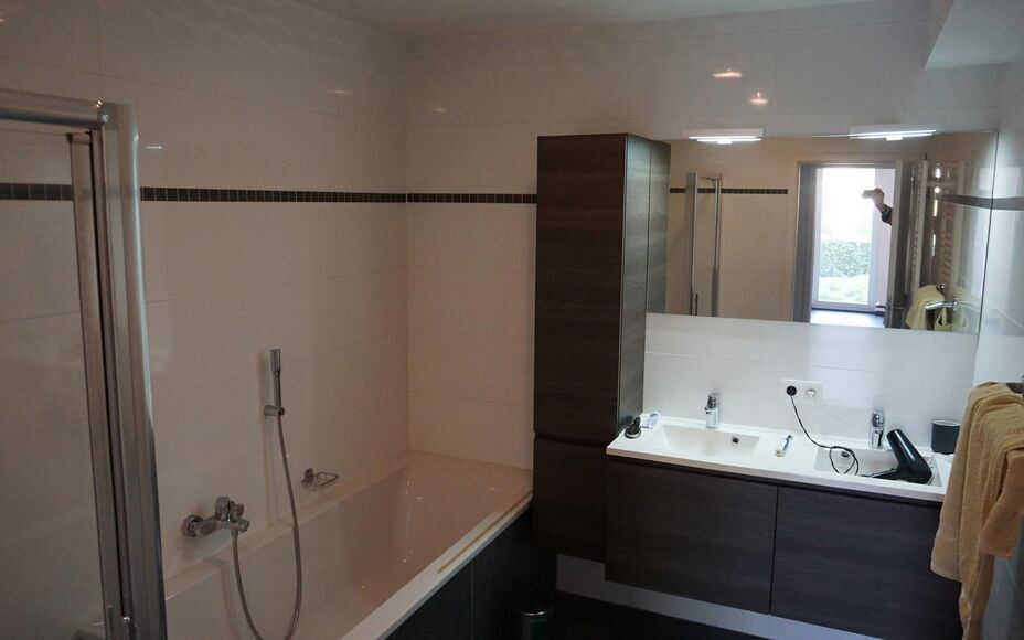 LEEMANS IMMOBILIËN biedt u volgend gelijkvloers appartement te huur aan in de gemeente Opwijk. 

Dit betreft een ruim 2-slaapkamer appartement (recente nieuwbouw BJ 2012) op de gelijkvloersverdieping. Het appartement beschikt over een netto bewoonbare op