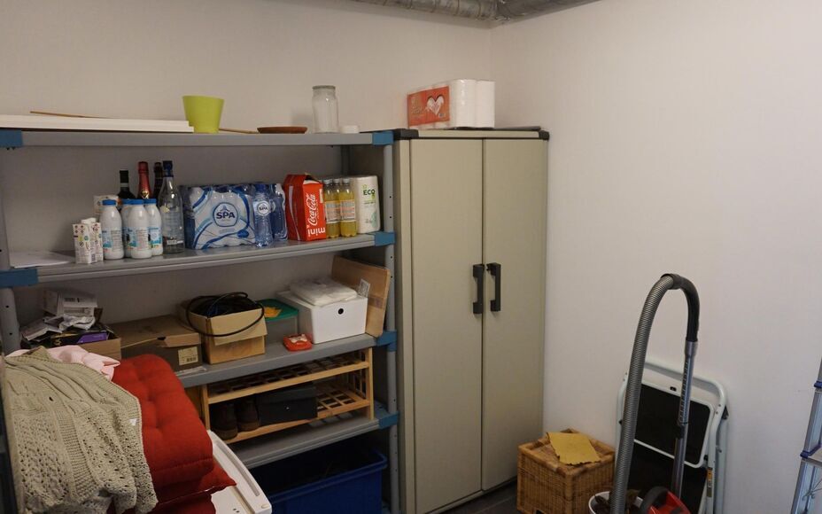 LEEMANS IMMOBILIËN biedt u volgend gelijkvloers appartement te huur aan in de gemeente Opwijk. 

Dit betreft een ruim 2-slaapkamer appartement (recente nieuwbouw BJ 2012) op de gelijkvloersverdieping. Het appartement beschikt over een netto bewoonbare op