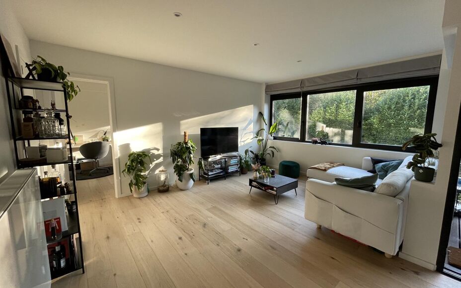 Nieuwbouwappartement te huur in Wemmel. Zeer aangenaam appartement. Het appartement bestaat uit een inkomhal met WC, open keuken met kookeiland, leefruimte met toegang tot het terras, een slaapkamer met aansluitend de badkamer en een berging.  De leefruim